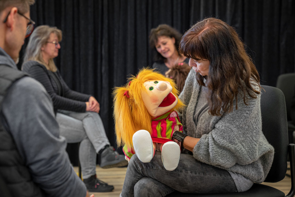 Teilnehmerinnen im Spiel bei einem Klappmaulpuppen-Workshop